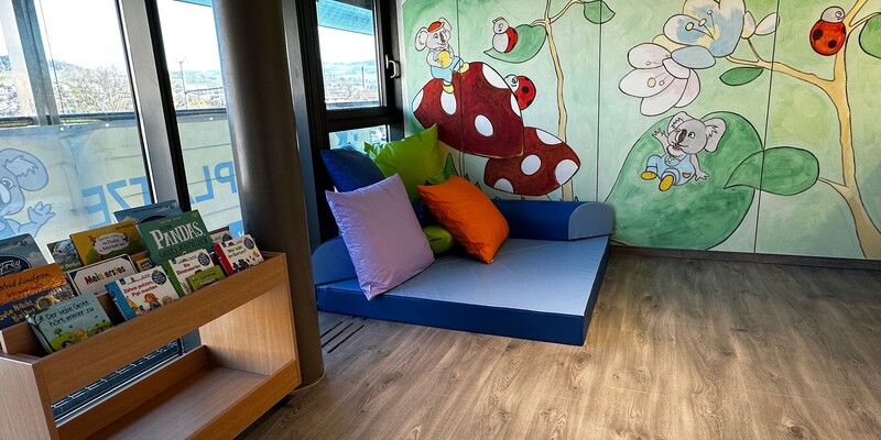 inspirierende Leseecke mit buntbemalten Wänden